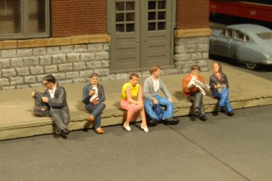 Bachmann Seated Platform Passengers, 6 Figures. O Scale